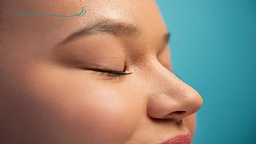 Tratamiento de rinomodelación sin cirugía realizado en Aurum Spa y Estética con atención en Ñuñoa y Vitacura.